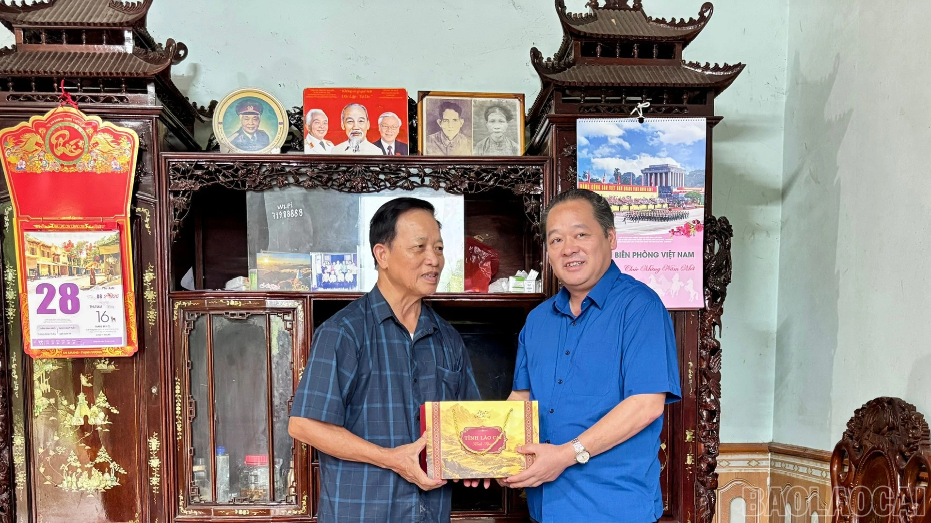 Đồng chí Lý Bình Minh trao quà cho đồng chí Vi Lam Sơn.