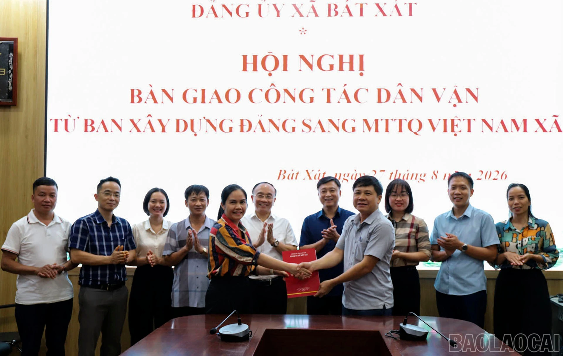 Trao nhận biên bản bàn giao nhiệm vụ.