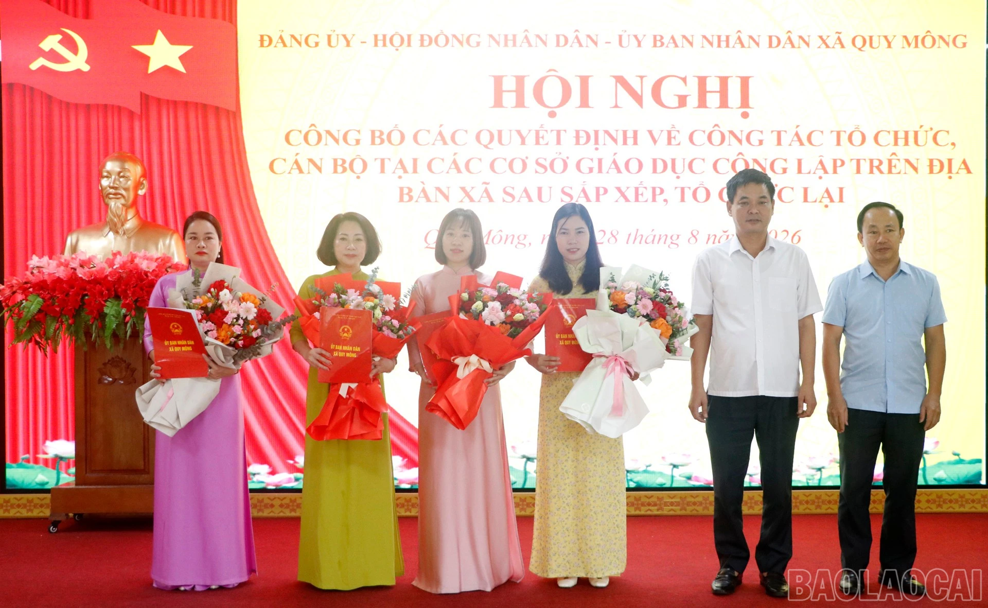 Các đồng chí lãnh đạo xã Quy Mông trao quyết định và tặng hoa chúc mừng các đồng chí trong Ban Giám hiệu Trường mầm non Quy Mông.