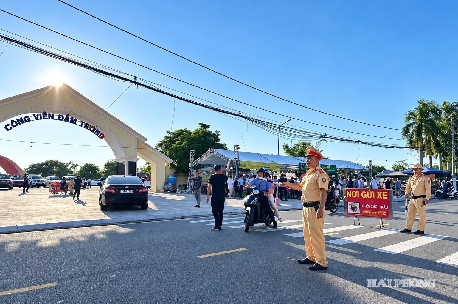 Lực lượng cảnh sát giao thông hướng dẫn, phân luồng, bảo đảm giao thông thông suốt tại khu vực diễn ra lễ hội.