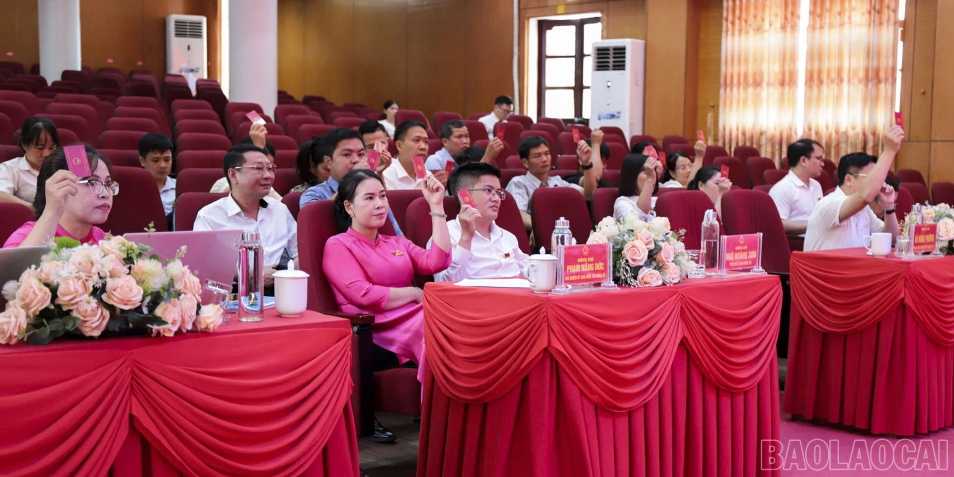 Các đại biểu dự kỳ họp biểu quyết thông qua các nghị quyết.