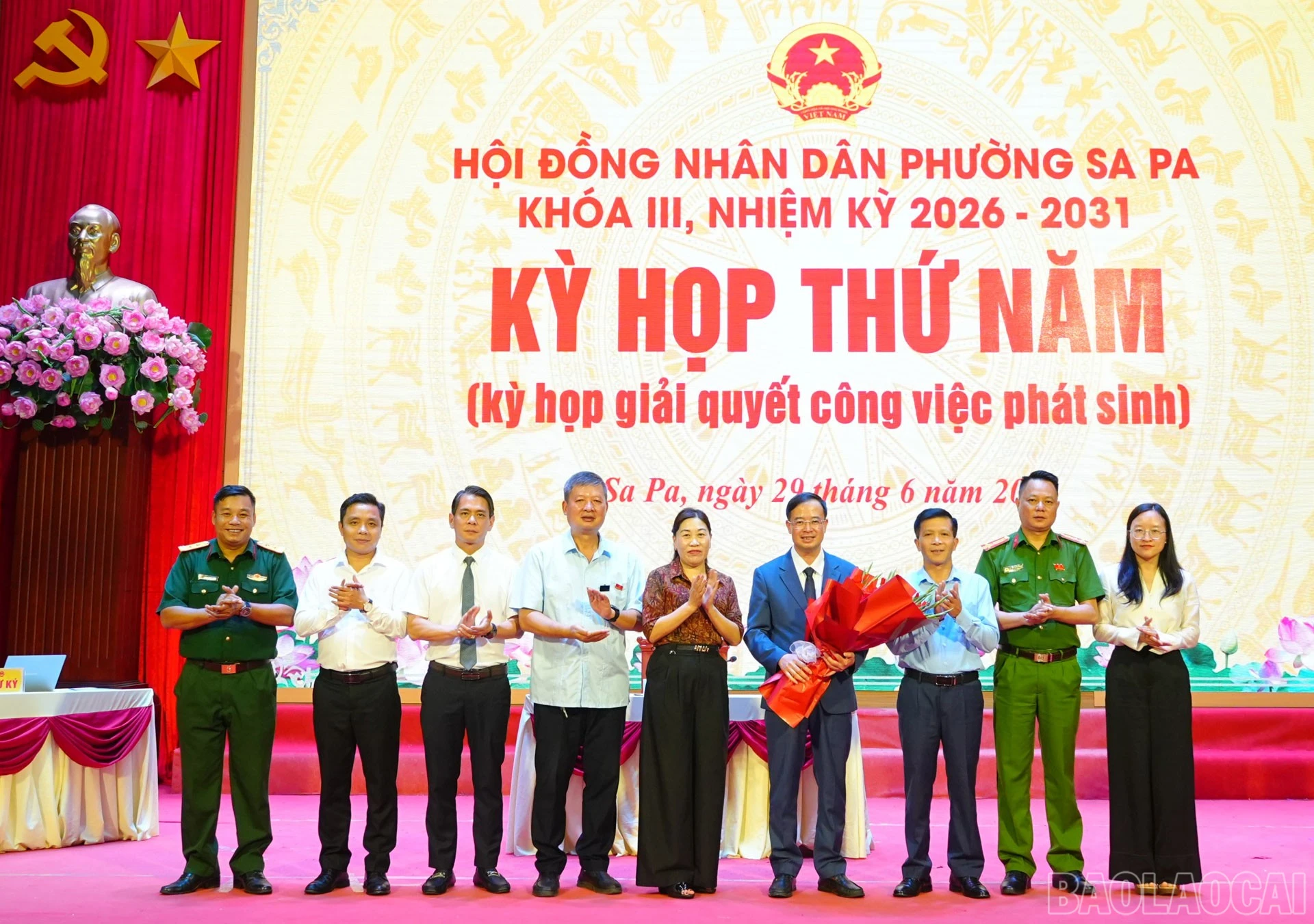 Các đồng chí lãnh đạo phường Sa Pa tặng hoa chúc mừng tân Phó Chủ tịch UBND phường Sa Pa.