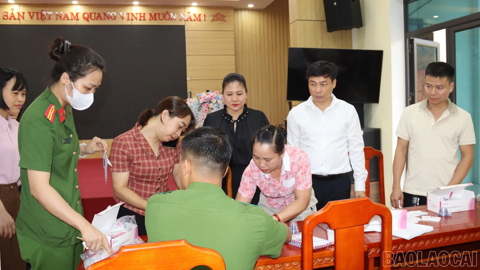 Lãnh đạo UBND phường kiểm tra việc triển khai test ma túy cho cán bộ công chức, viên chức, người lao động.