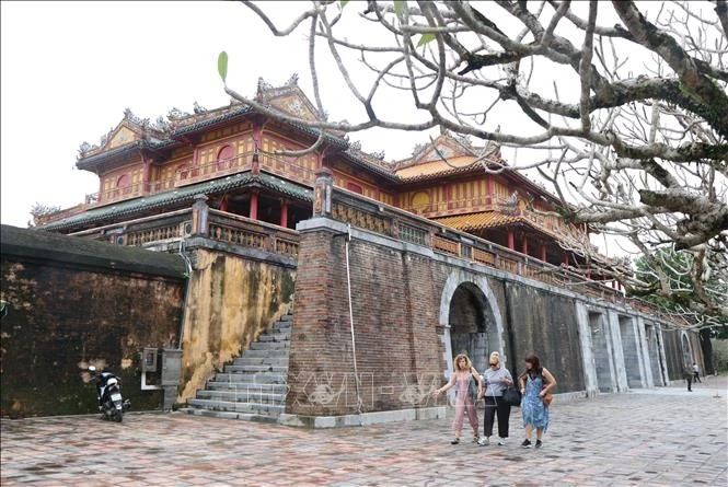 Những vị khách quốc tế đầu tiên tham quan Ngọ Môn, Đại Nội Huế sáng 4/11, khi nơi này mở cửa trở lại sau các đợt lũ lớn.