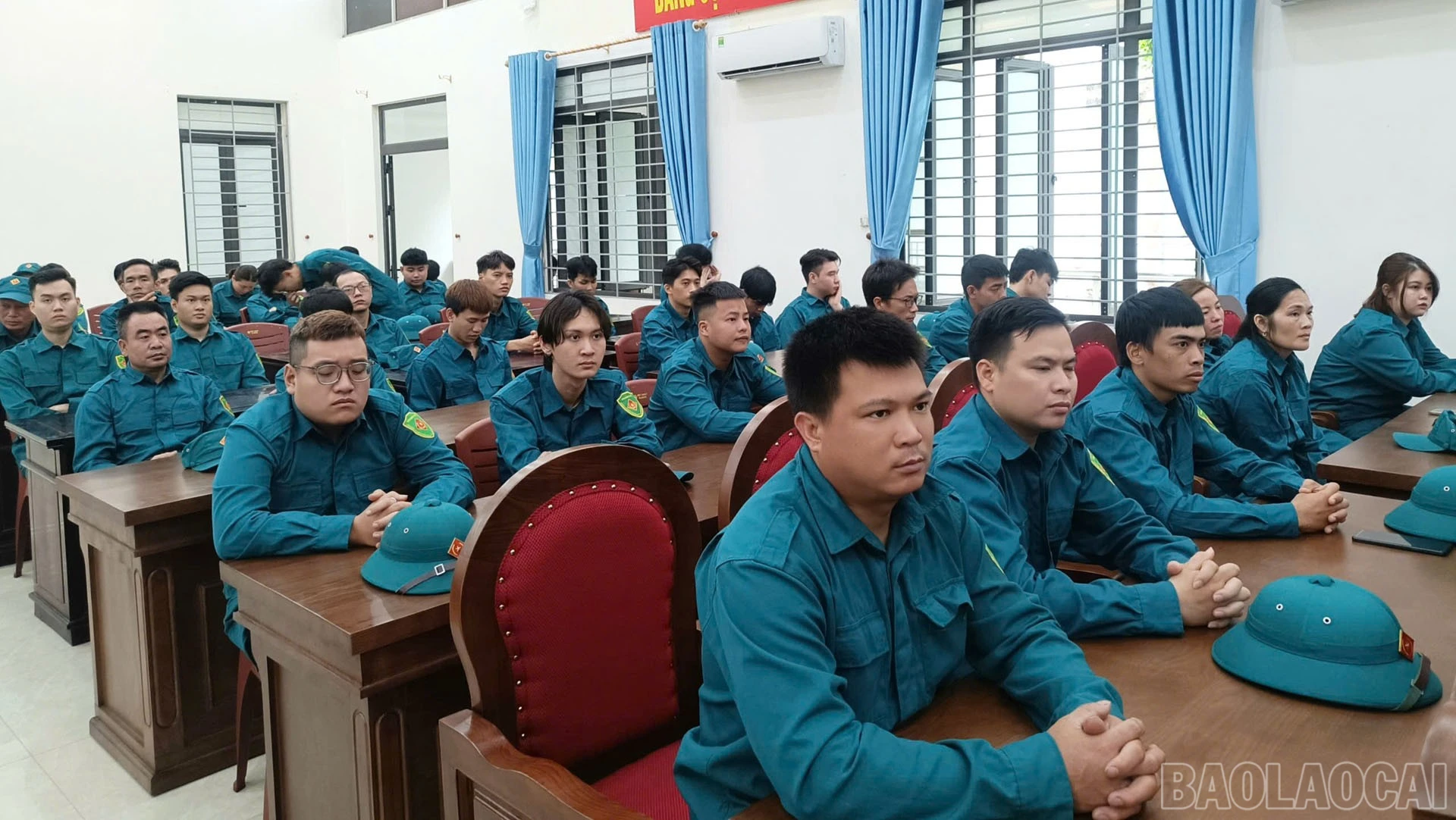 Các đại biểu dự lễ khai mạc.
