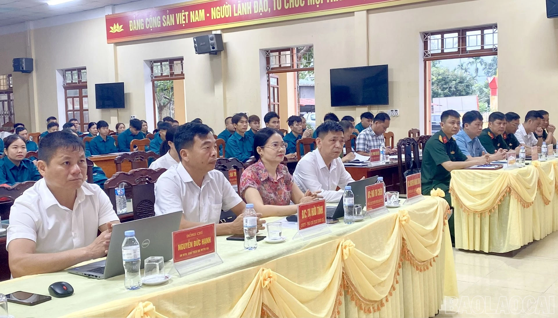 Đại biểu dự khai mạc.