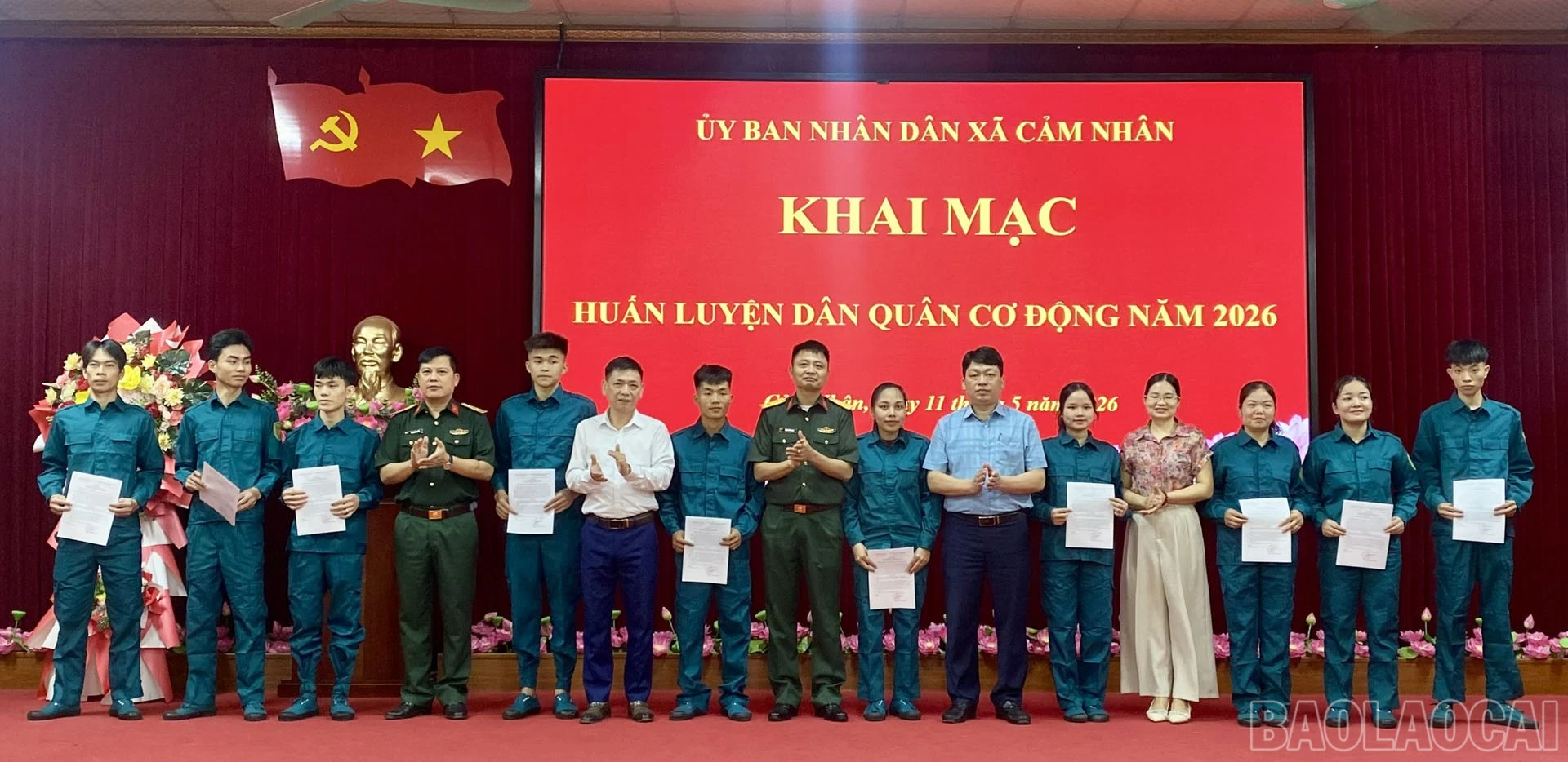 Trao quyết định kết nạp cho chiến sĩ dân quân tự vệ mới.