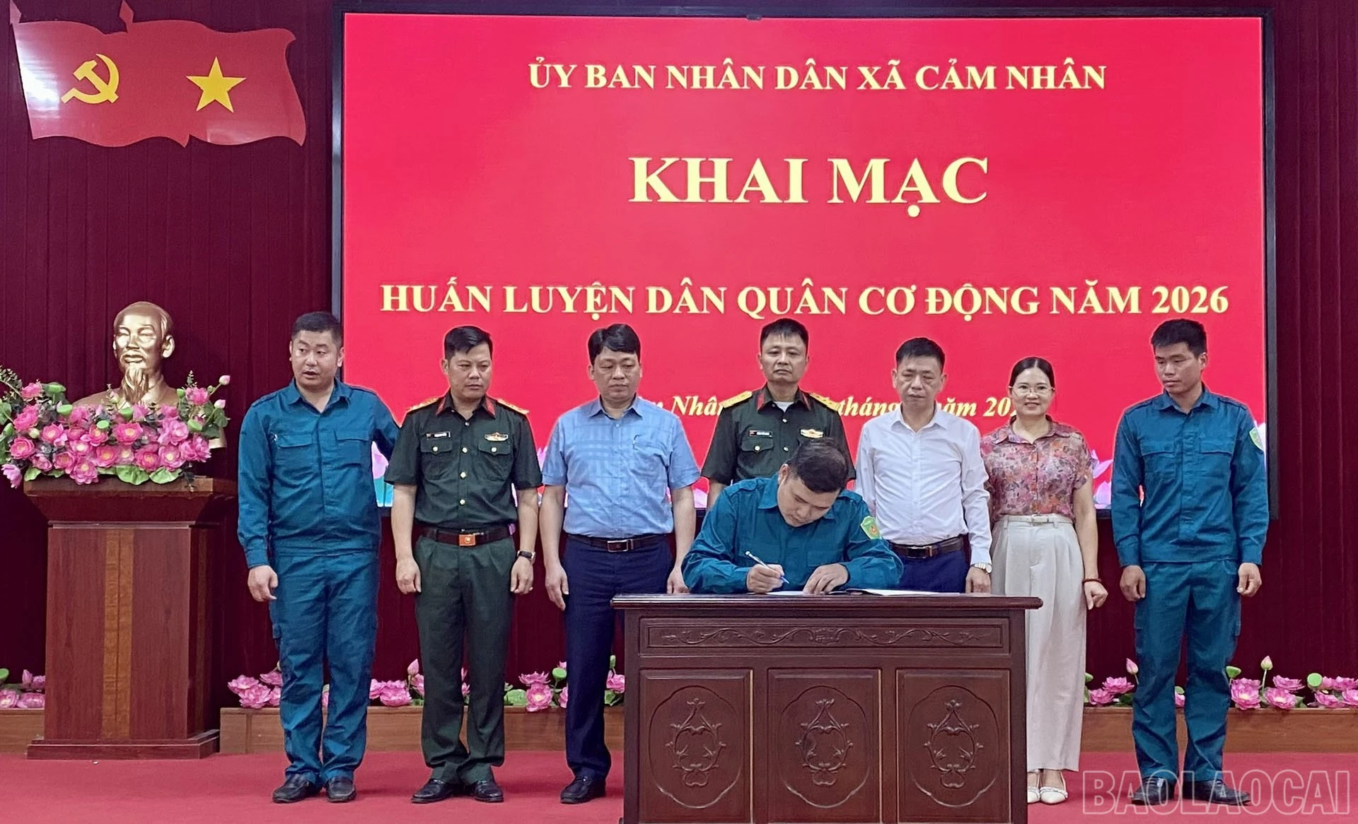 Đại diện các đơn vị dân quân ký kết giao ước thi đua.