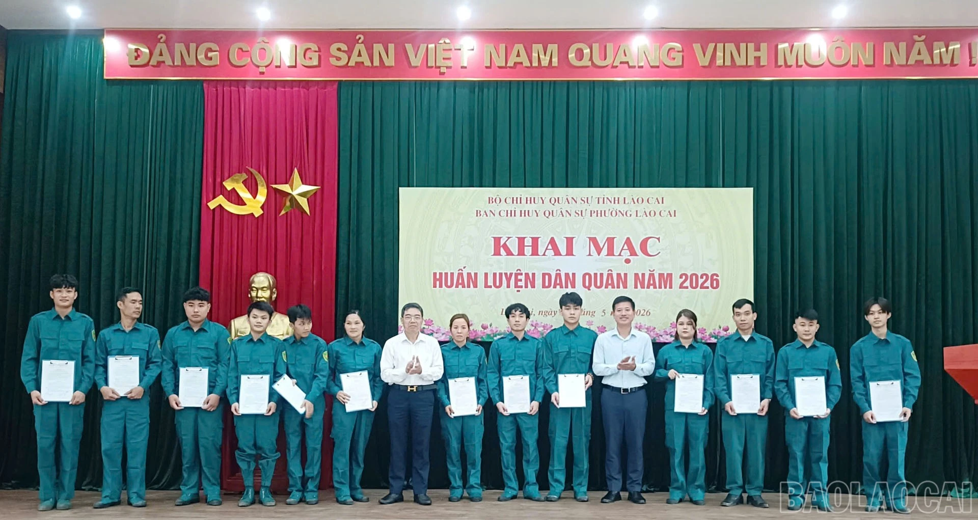 Trao quyết định kết nạp cho các đồng chí dân quân năm thứ nhất.