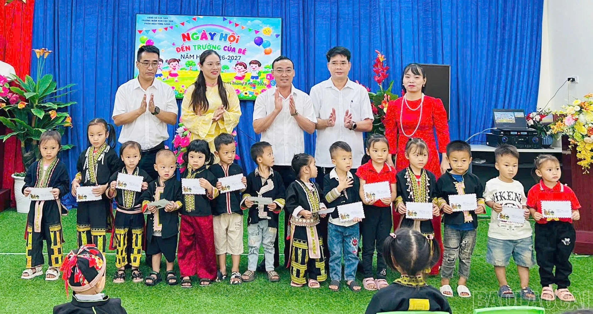 baolaocai-br_cac-em-hoc-sinh-nhan-hoc-bong-trong-ngay-khai-giang.jpg