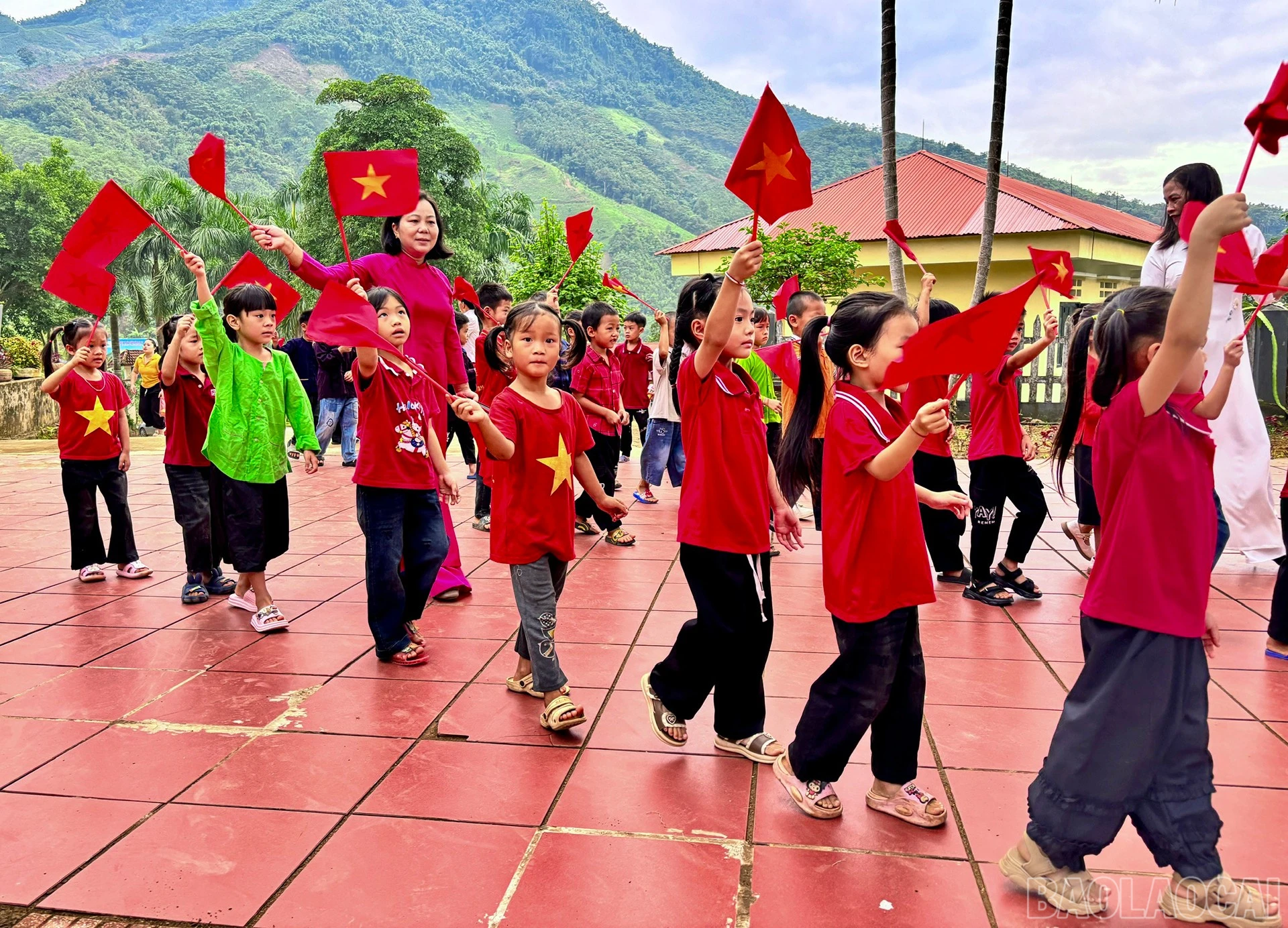 Học sinh hân hoan bước vào năm học mới.