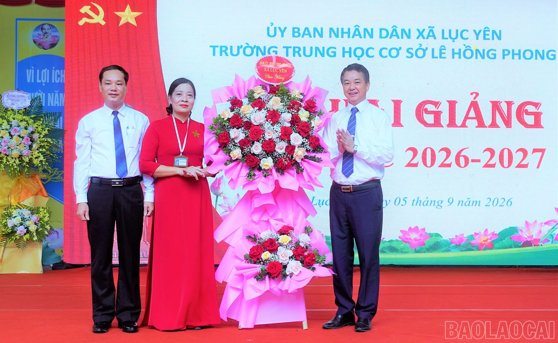 Lãnh đạo Đảng ủy xã Lục Yên tặng hoa chúc mừng khai giảng năm học mới tại Trường THCS Lê Hồng Phong.