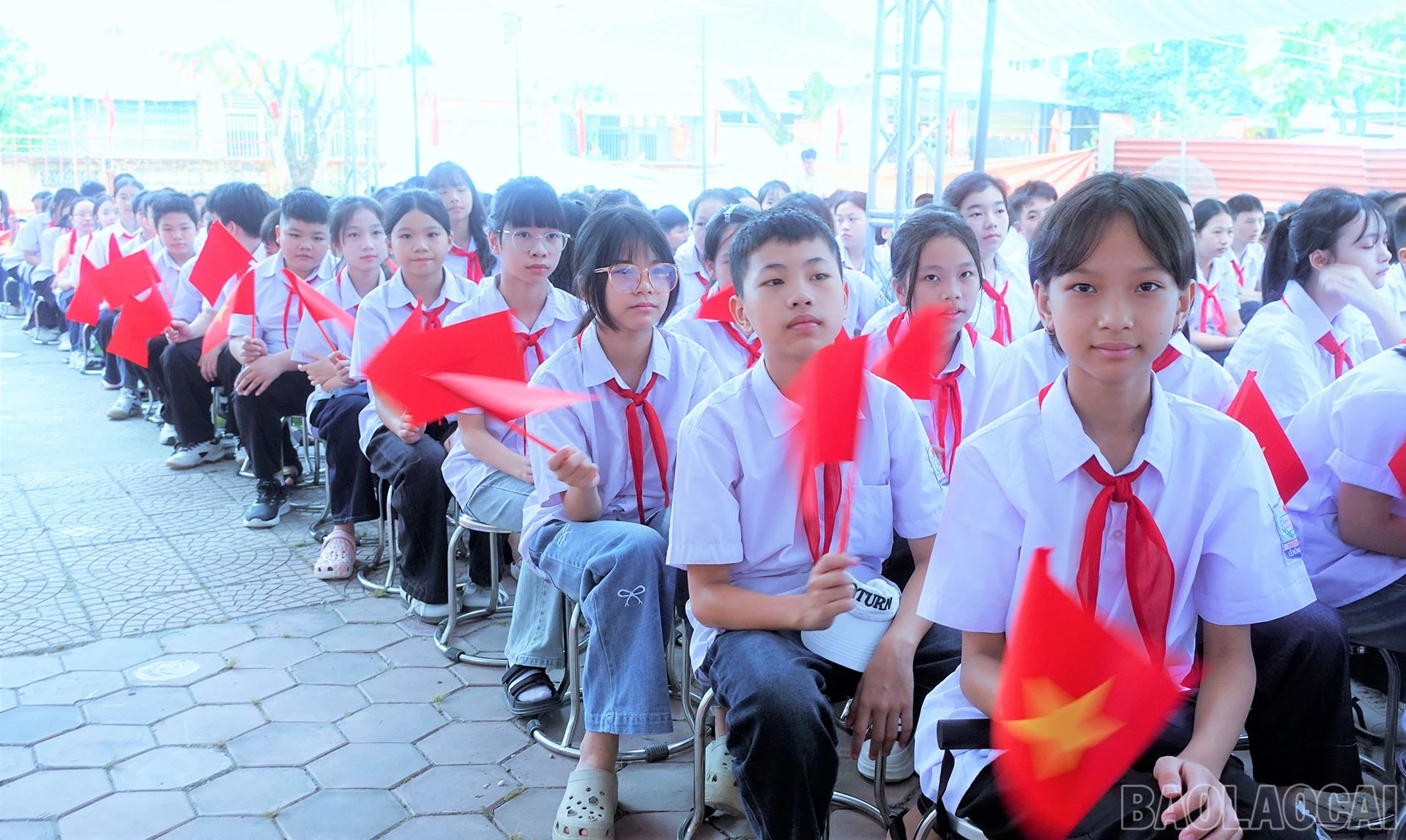 Học sinh trên địa bàn xã Lục Yên hân hoan chào đón năm học mới.
