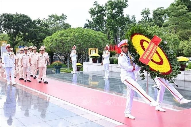 Đoàn đại biểu Đảng ủy Công an Trung ương và Bộ Công an đặt vòng hoa tại Đài tưởng niệm các Anh hùng liệt sĩ.