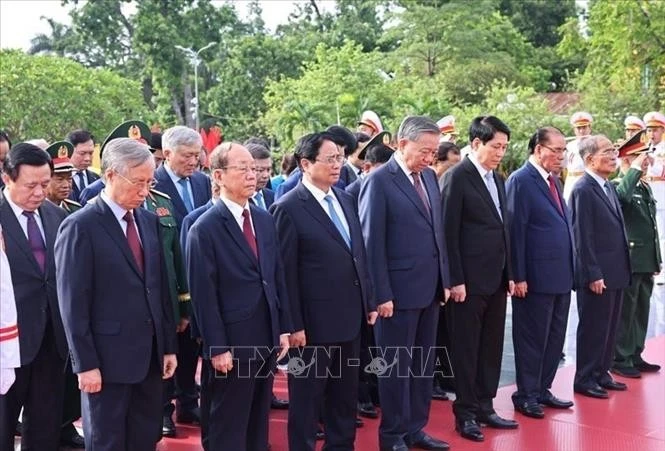 Các đồng chí lãnh đạo, nguyên lãnh đạo Đảng, Nhà nước dâng hương tại Đài tưởng niệm các Anh hùng liệt sĩ trên đường Bắc Sơn (Ba Đình, Hà Nội).