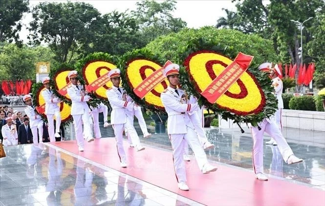 Đoàn Lãnh đạo Đảng, Nhà nước đặt vòng hoa tại Đài tưởng niệm các Anh hùng liệt sĩ trên đường Bắc Sơn (Ba Đình, Hà Nội).