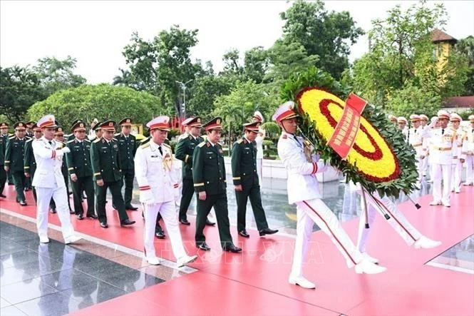 Đoàn đại biểu Quân ủy Trung ương và Bộ Quốc phòng đặt vòng hoa tưởng niệm các Anh hùng liệt sĩ.