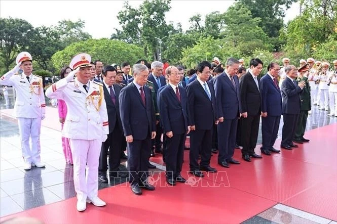 Các đồng chí lãnh đạo, nguyên lãnh đạo Đảng, Nhà nước dâng hương tại Đài tưởng niệm các Anh hùng liệt sĩ trên đường Bắc Sơn (Ba Đình, Hà Nội).
