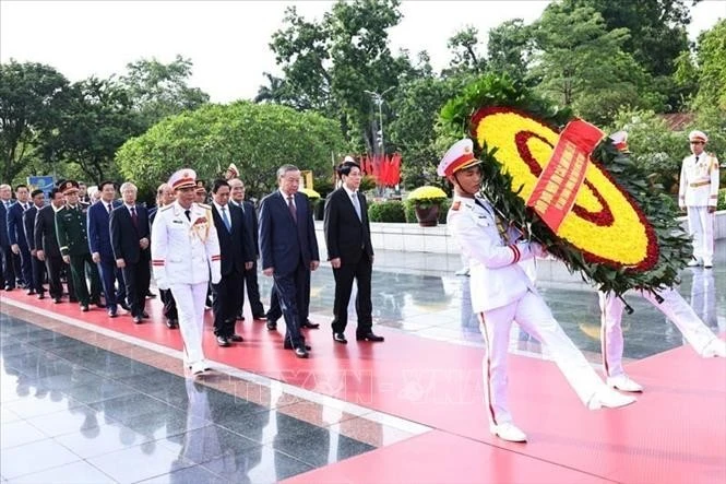 Các đồng chí lãnh đạo, nguyên lãnh đạo Đảng, Nhà nước đặt vòng hoa tại Đài tưởng niệm các Anh hùng liệt sĩ trên đường Bắc Sơn (Ba Đình, Hà Nội).
