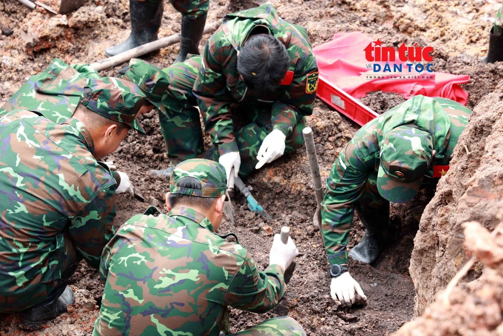 Lực lượng tham gia tìm kiếm hài cốt liệt sĩ tại khu B, Công viên Lê Thị Riêng.