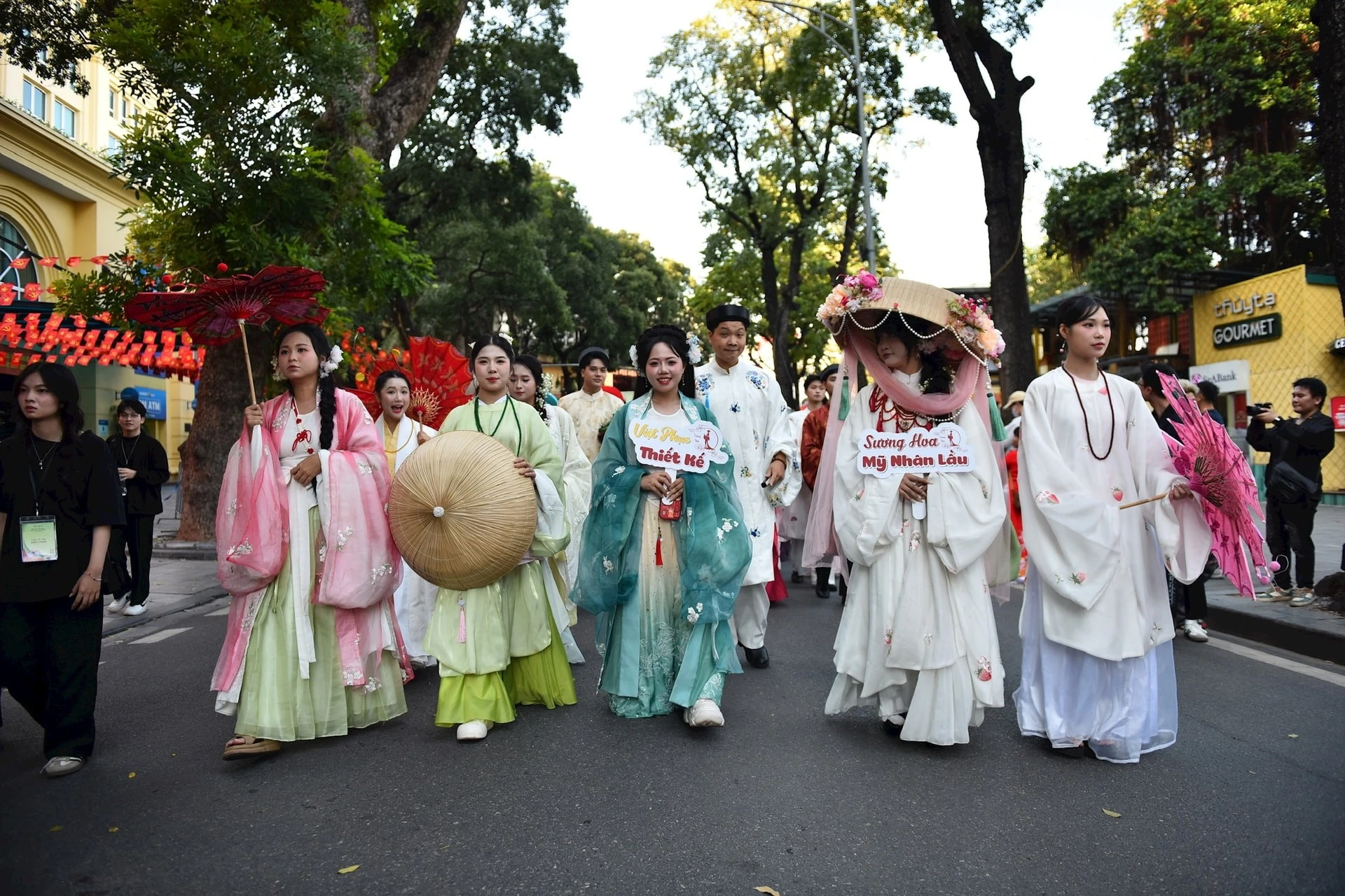 Diễu hành áo dài diễn ra tại phố đi bộ hồ Hoàn Kiếm. Ảnh: Phan Anh.
