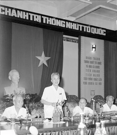 Từ ngày 15 - 21/11/1975, tại thành phố Sài Gòn – Gia Định, đại biểu nhân dân hai miền Nam - Bắc tổ chức Hội nghị Hiệp thương chính trị thống nhất Tổ quốc, quyết định tổ chức sớm cuộc Tổng tuyển cử trên toàn lãnh thổ Việt Nam vào đầu năm 1976 để bầu ra Quốc hội chung cho cả nước. Trong ảnh: Chủ tịch Nguyễn Hữu Thọ đọc diễn văn khai mạc Hội nghị.
