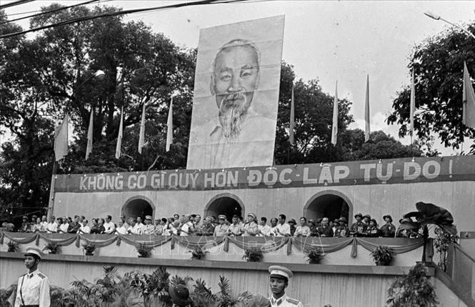 Đại thắng mùa Xuân năm 1975 đã giải phóng hoàn toàn miền Nam, thống nhất Tổ quốc, ghi một mốc son chói lọi trong lịch sử dân tộc. Việt Nam chuyển sang một giai đoạn mới, giai đoạn cả nước độc lập thống nhất, cùng thực hiện một nhiệm vụ chiến lược là tiến hành cách mạng xã hội chủ nghĩa và xây dựng chủ nghĩa xã hội trong phạm vi cả nước. Trong đó, nhiệm vụ cấp bách đầu tiên là phải hoàn thành thống nhất đất nước về mặt nhà nước. Trong ảnh: Hàng triệu nhân dân Sài Gòn - Gia Định đổ về quảng trường trước trụ sở Ủy ban quân quản thành phố để dự Lễ mừng chiến thắng (15/5/1975).