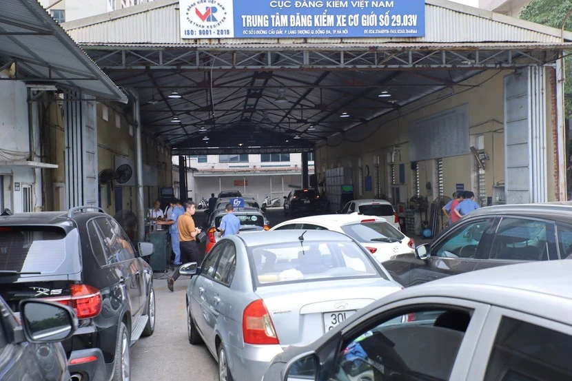 Các phương tiện đi đăng kiểm tại Trung tâm đăng kiểm Cầu Giấy.