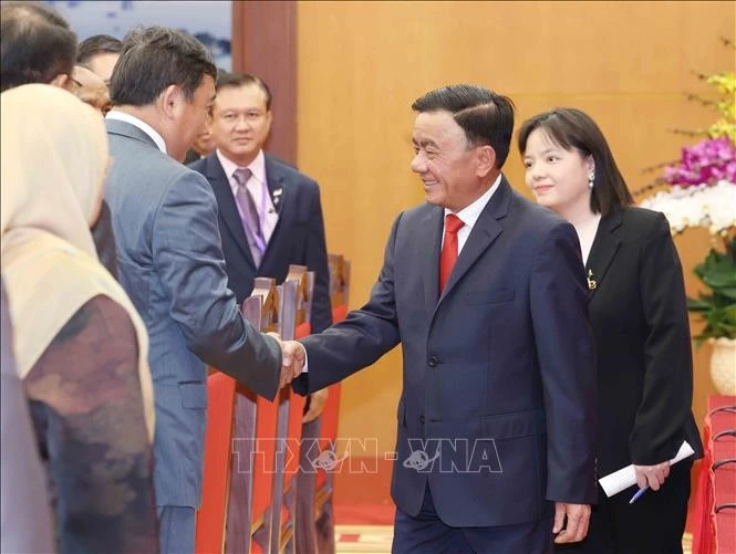 Thường trực Ban Bí thư Trần Cẩm Tú cùng Trưởng đoàn chính đảng các nước ASEAN.