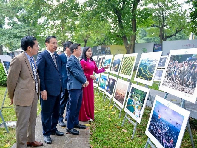 Đại biểu tham quan triển lãm. (Ảnh: Ban Tổ chức)