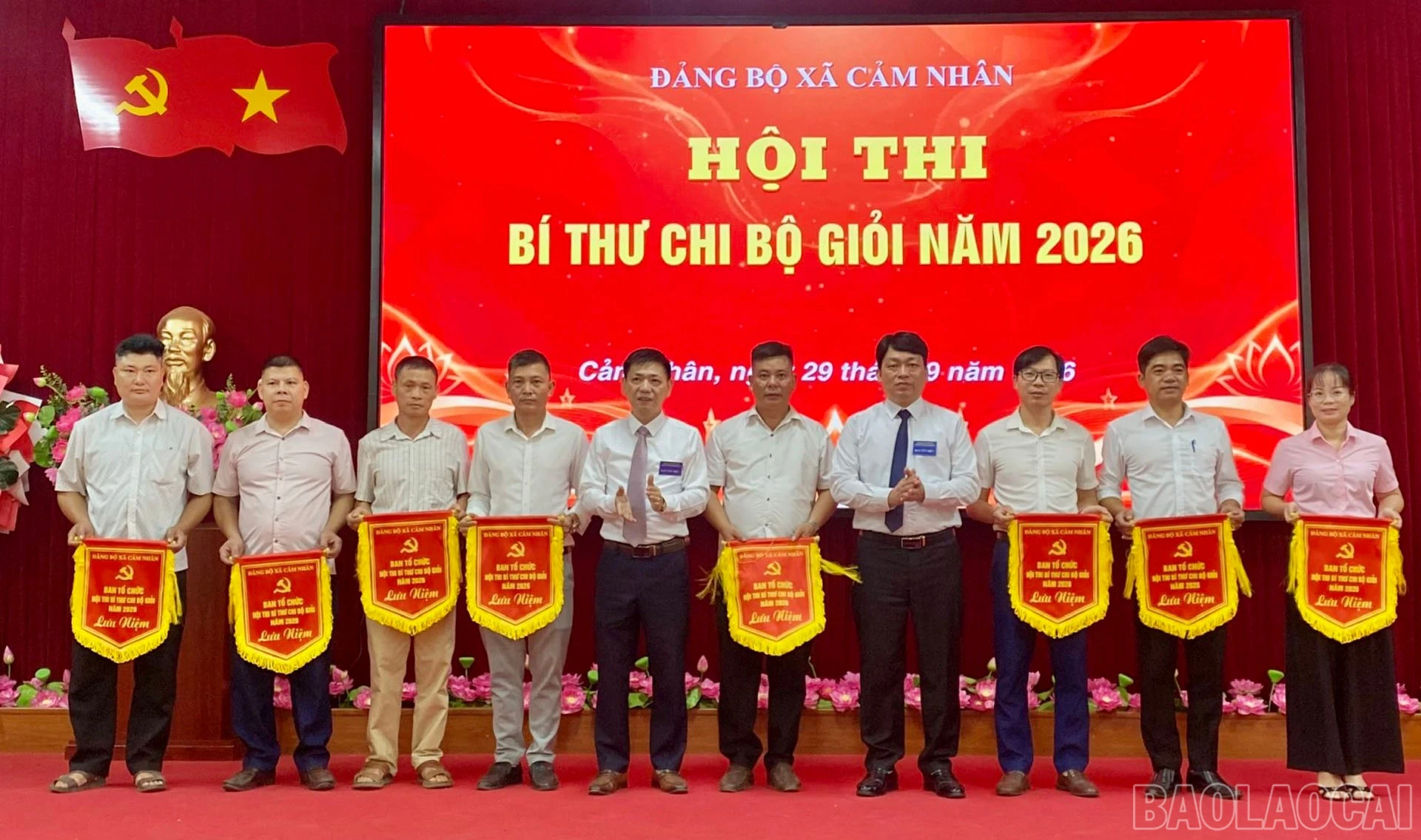 Ban tổ chức trao cờ lưu niệm cho các thí sinh tham gia hội thi.