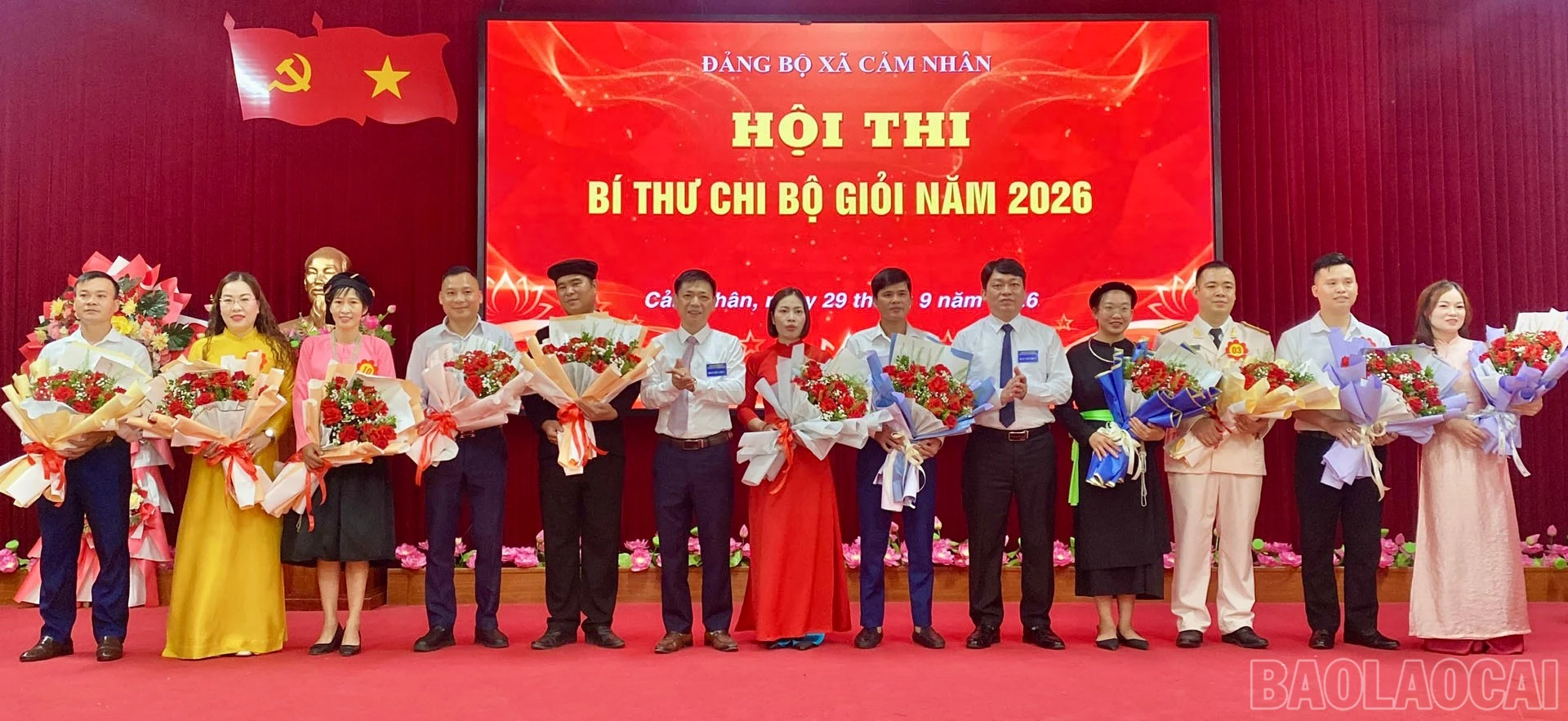 Ban tổ chức chụp ảnh lưu niệm với các thí sinh đoạt giải tại hội thi.