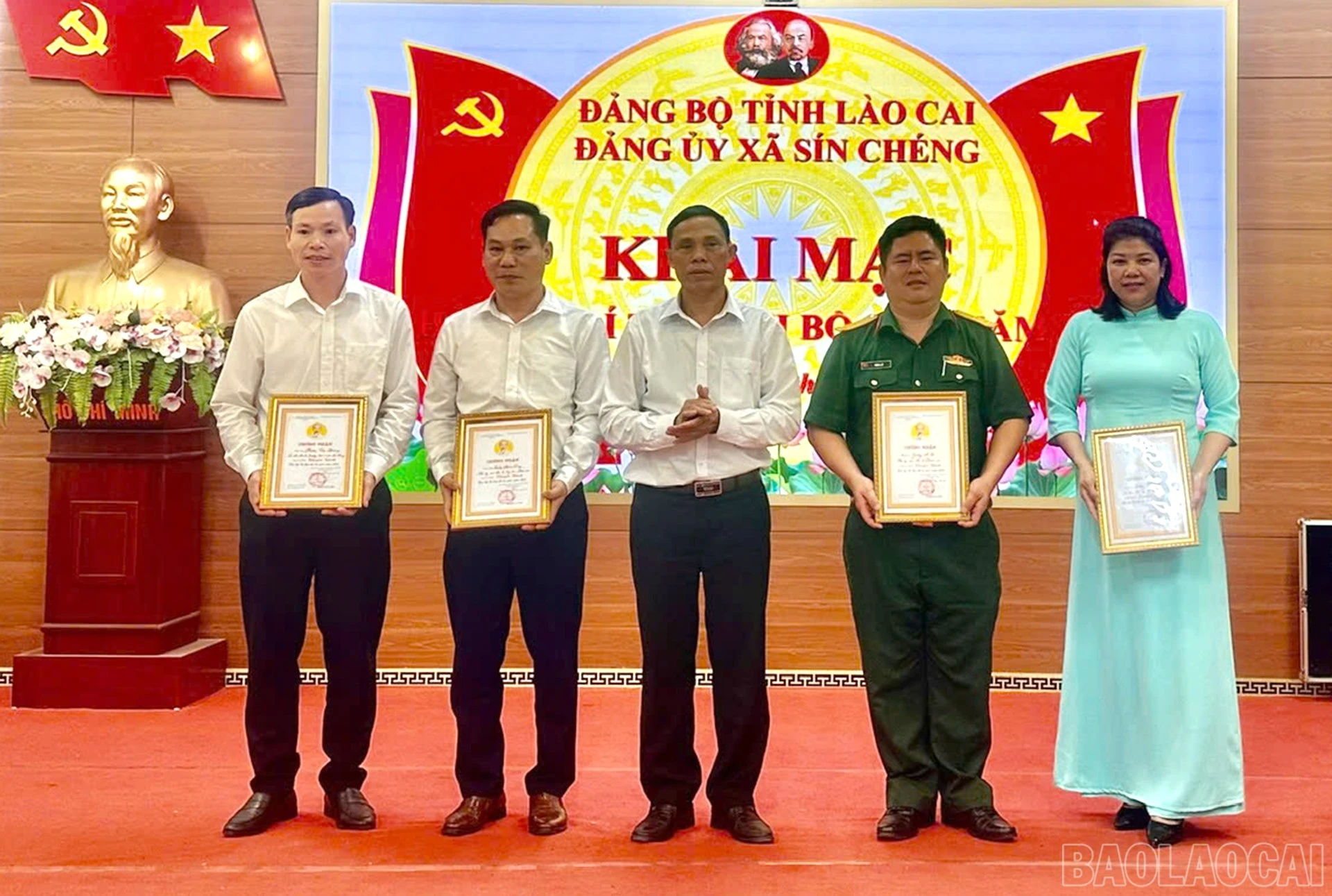Ban tổ chức trao giải cho các thí sinh xuất sắc nhất Hội thi.