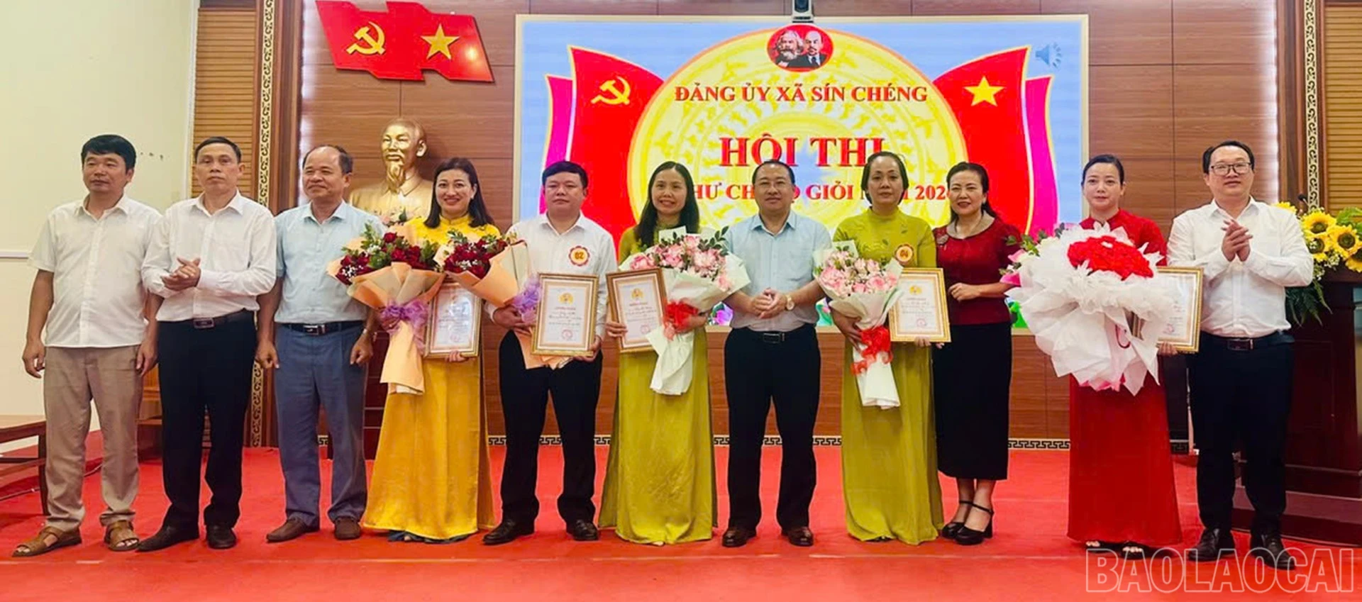 Ban tổ chức chụp ảnh lưu niệm với các thí sinh đoạt giải tại hội thi.