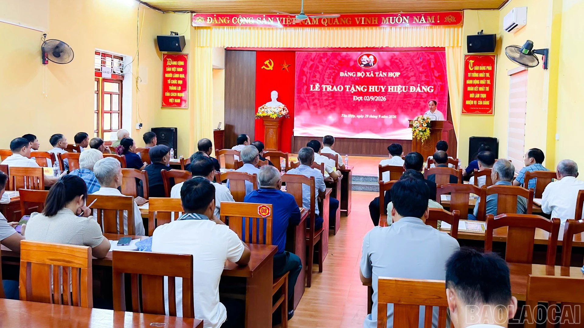 Đảng ủy xã Tân Hợp tổ chức trao Huy hiệu Đảng đợt 2/9/2026.