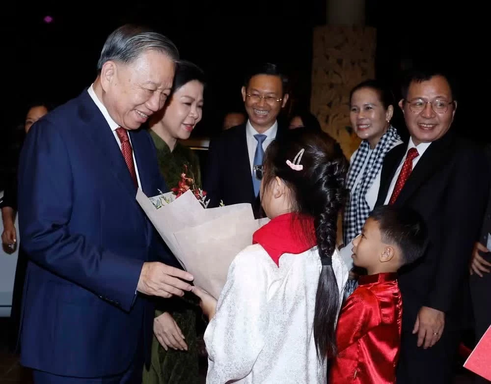 Cán bộ, nhân viên Đại sứ quán và cộng đồng người Việt Nam tại Singapore đón Tổng Bí thư, Chủ tịch nước Tô Lâm và Phu nhân. (Ảnh: TTXVN)