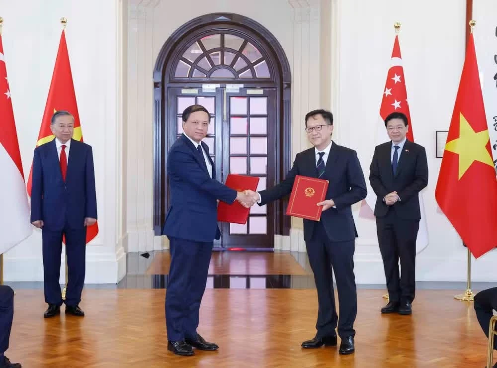 Tổng Bí thư, Chủ tịch nước Tô Lâm và Thủ tướng Singapore Lawrence Wong chứng kiến Lễ trao các văn kiện hợp tác giữa hai nước.