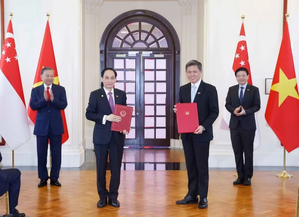 Tổng Bí thư, Chủ tịch nước Tô Lâm và Thủ tướng Singapore Lawrence Wong chứng kiến Lễ trao các văn kiện hợp tác giữa hai nước.
