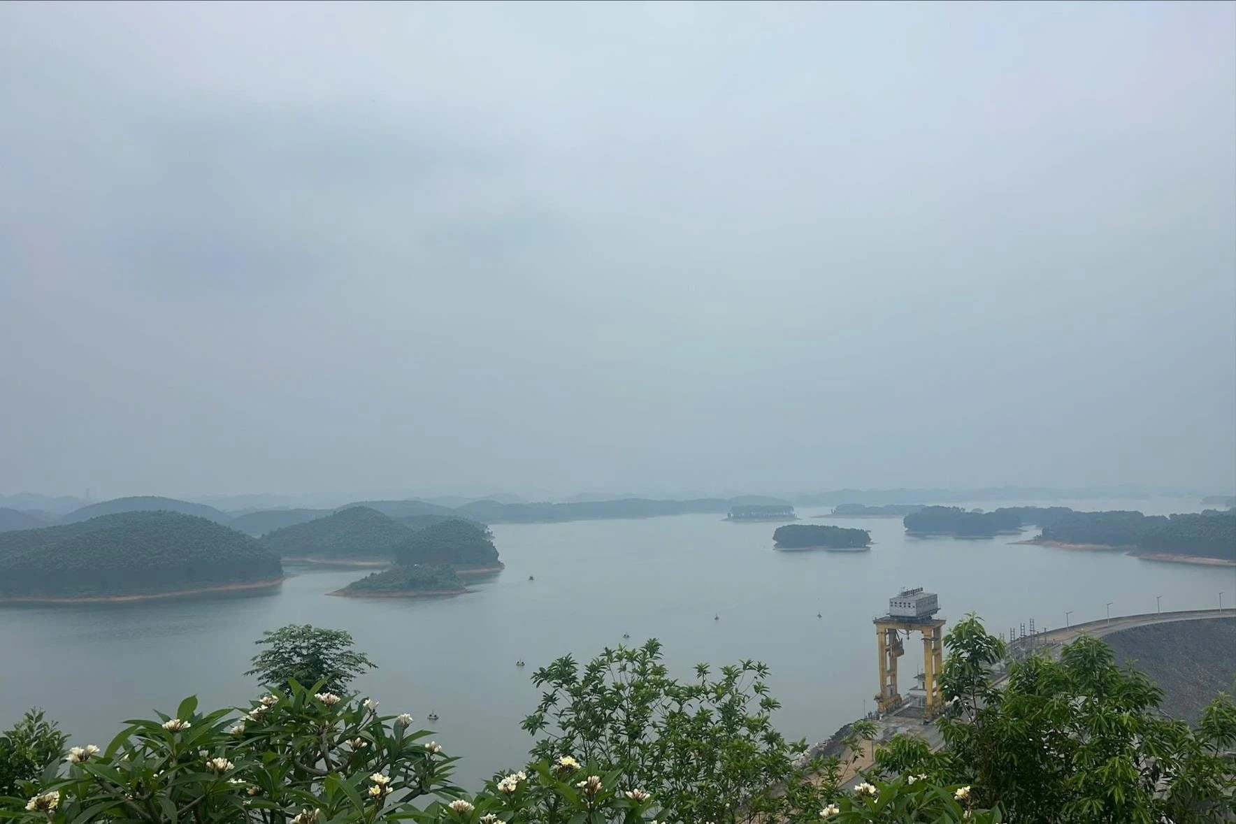 Mặt hồ Thác Bà nhìn từ trên cao.