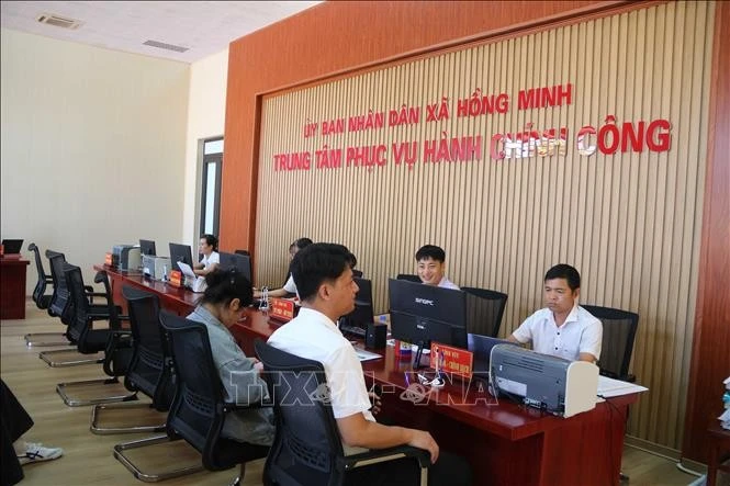 Người dân thực hiện thủ tục hành chính tại Trung tâm Phục vụ hành chính công xã Hồng Minh (tỉnh Hưng Yên).