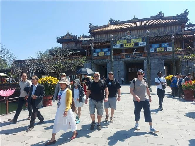 Lượng khách tham quan Đại Nội Huế.