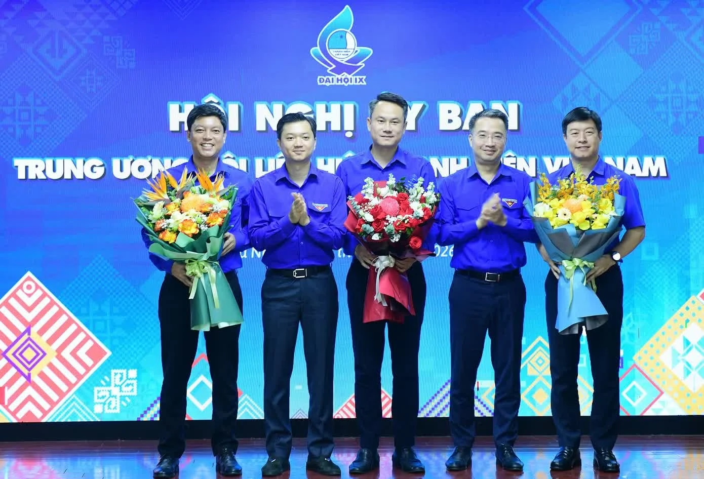 Anh Nguyễn Minh Triết và anh Nguyễn Tường Lâm tặng hoa chúc mừng tân Chủ tịch, Phó Chủ tịch T.Ư Hội LHTN Việt Nam. Ảnh: Xuân Tùng