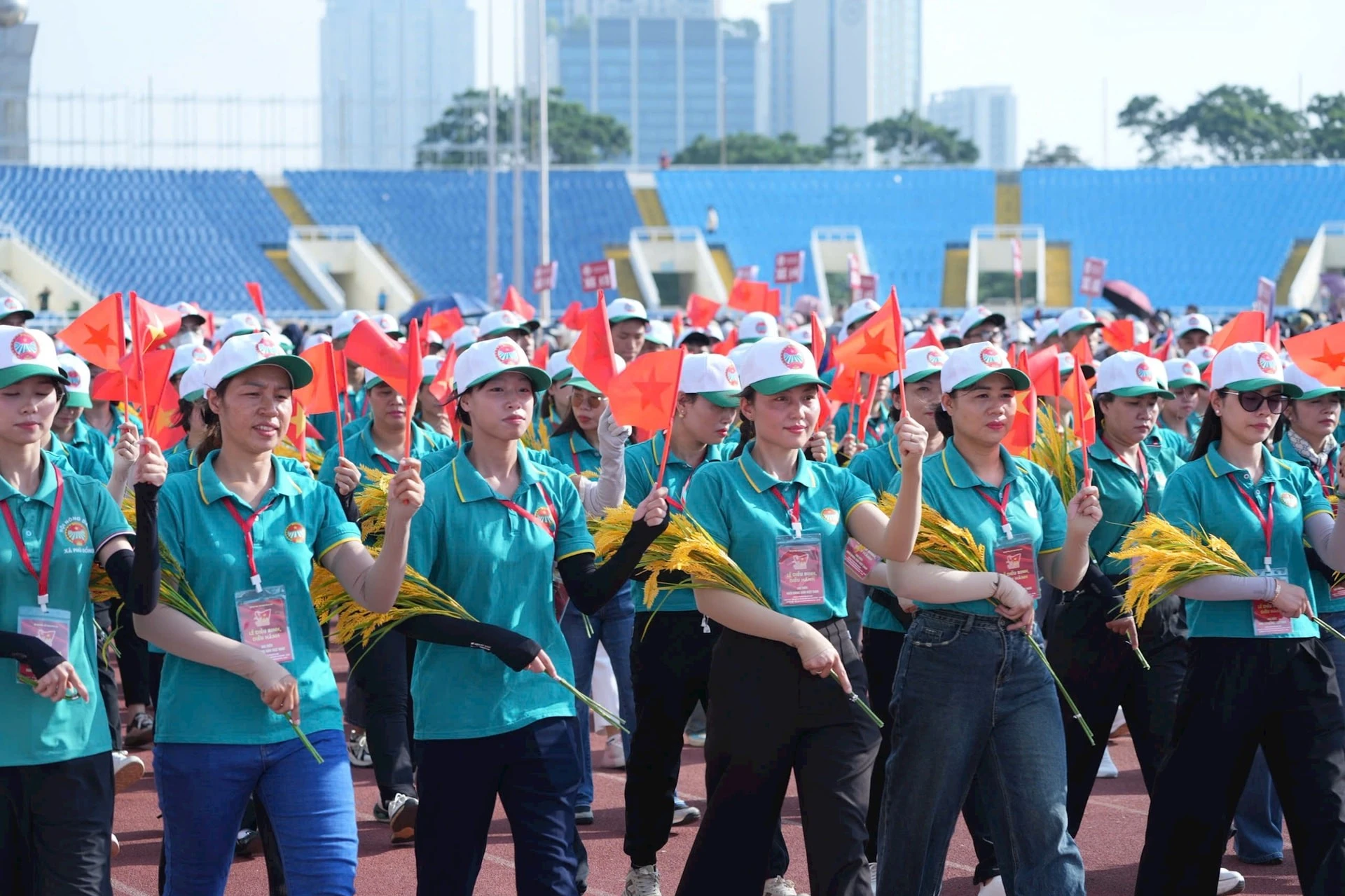Khối nông dân Việt Nam tham gia hợp luyện.