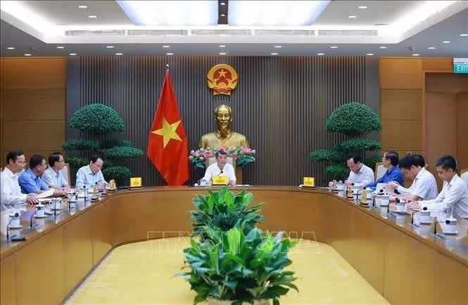 Thủ tướng Lê Minh Hưng chủ trì cuộc họp với lãnh đạo Bộ Giáo dục và Đào tạo và các bộ, ngành về phát triển giáo dục và đào tạo. Ảnh: Dương Giang/TTXVN