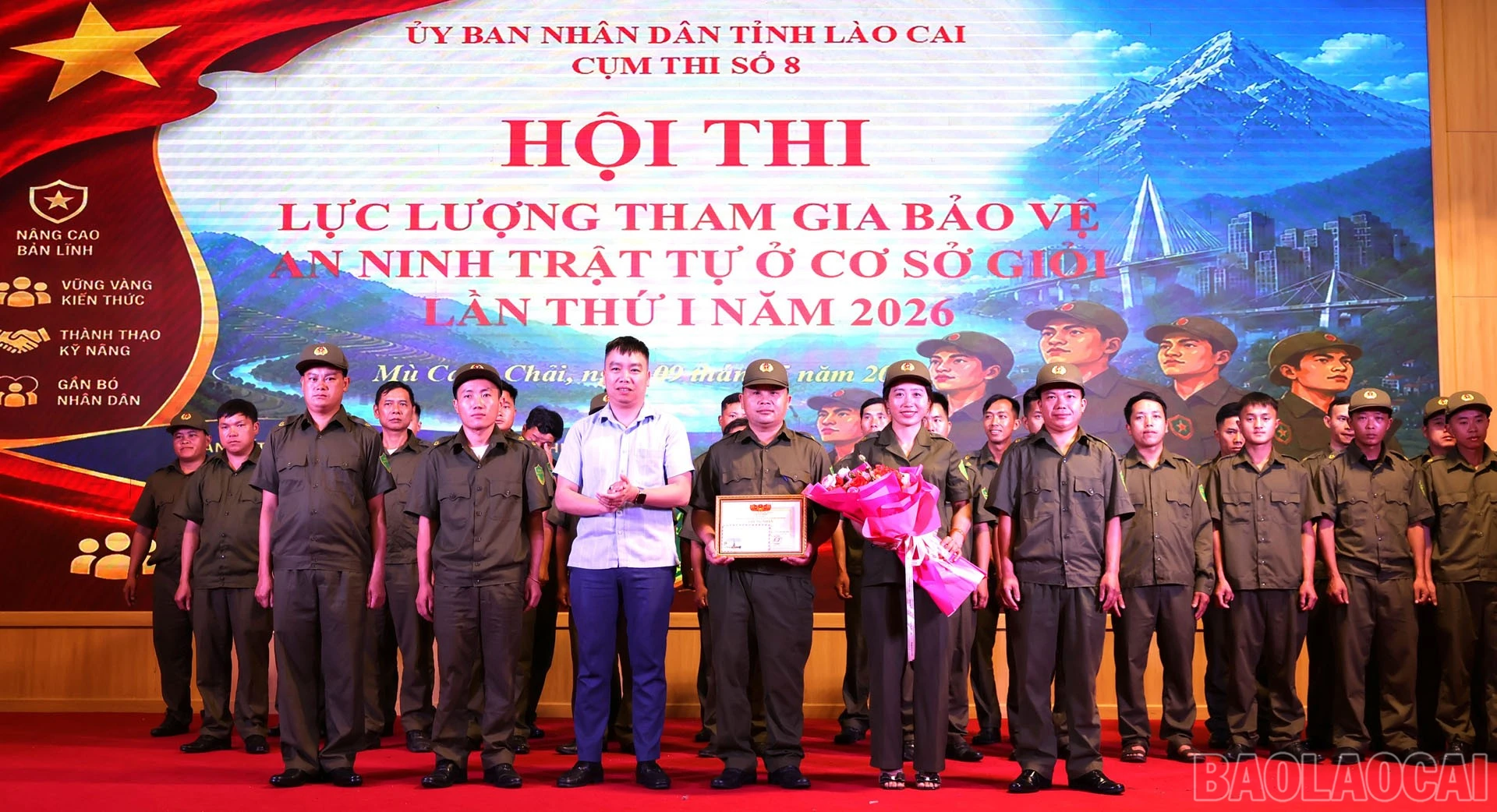 baolaocai-br_lanh-dao-mcc-tang-thuong-giai-nhat-hoi-thi.jpg