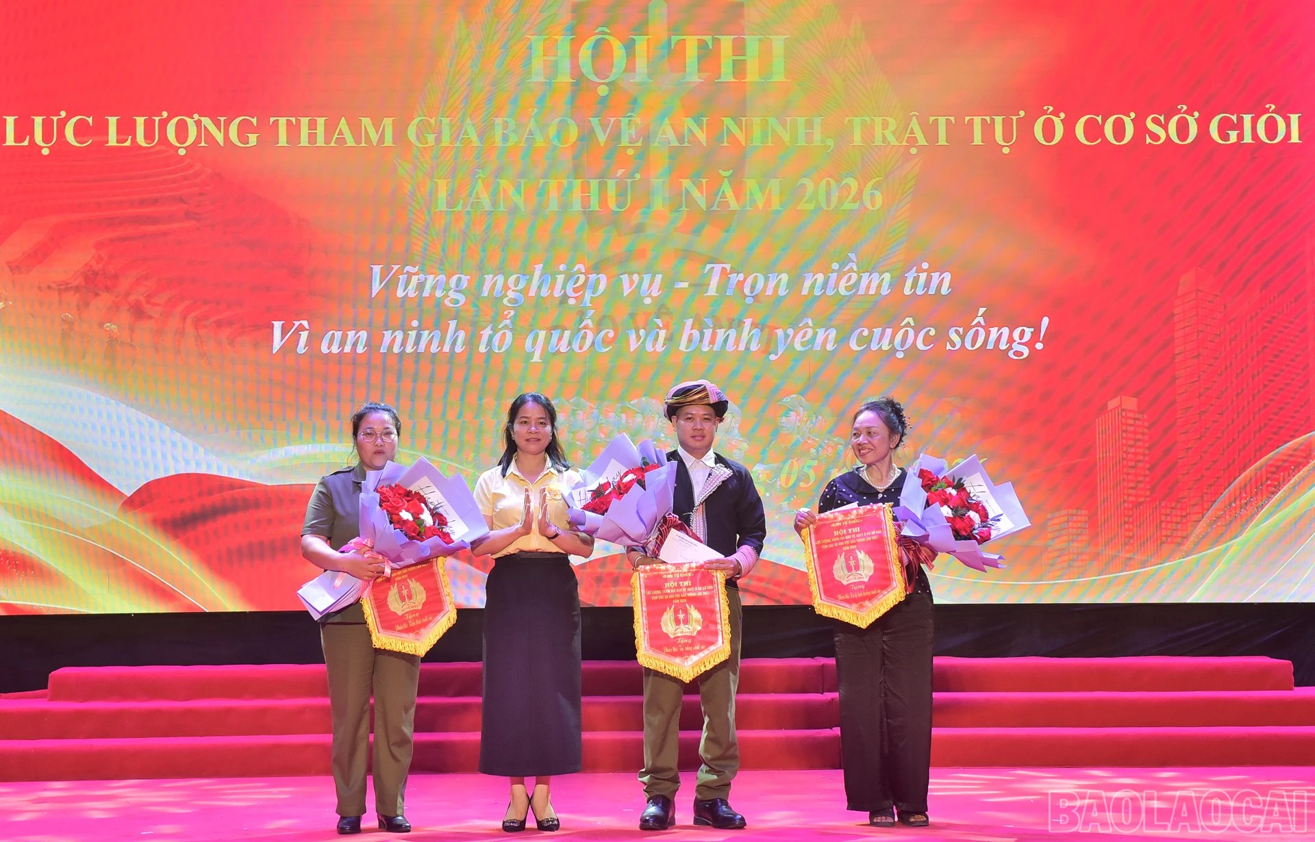 Trao thưởng cho 3 thí sinh xuất sắc trong hội thi.