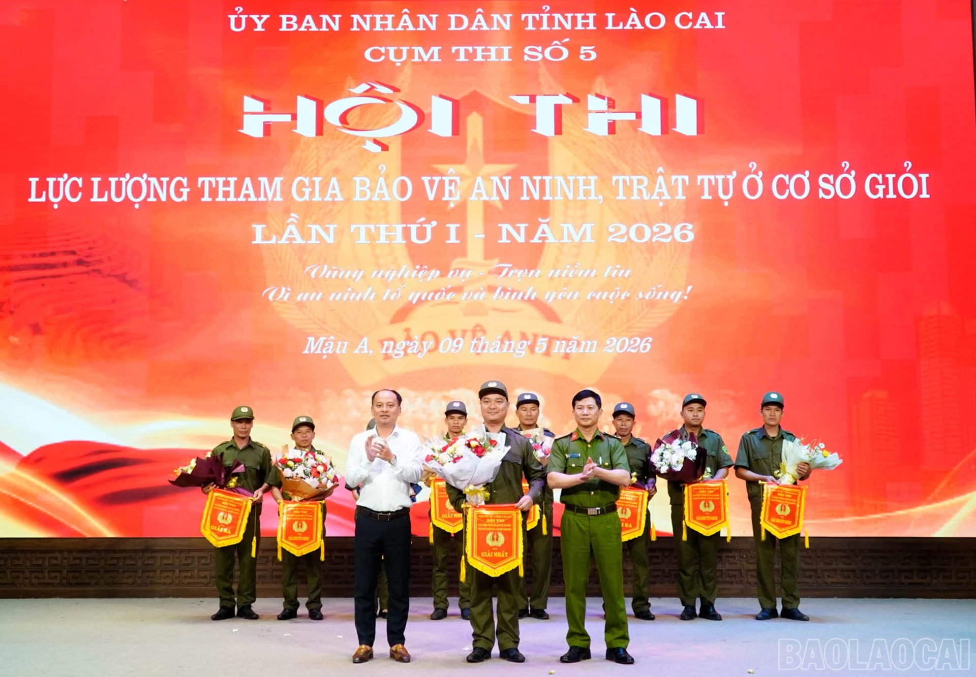 Ban tổ chức trao cờ lưu niệm cho các đội tham gia hội thi.
