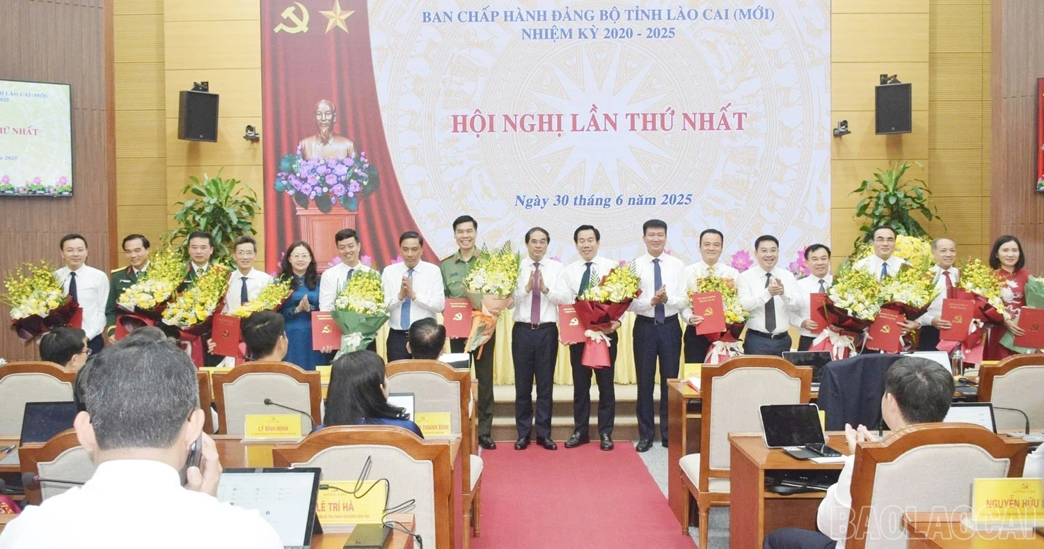Đồng chí Trịnh Xuân Trường, Bí thư Tỉnh ủy, Chủ tịch HĐND tỉnh Lào Cai trao Quyết định của Tỉnh ủy, Ban Thường vụ Tỉnh ủy về thành lập các cơ quan chuyên trách tham mưu, giúp việc Tỉnh ủy; Báo và Phát thanh, Truyền hình Lào Cai; Trường Chính trị tỉnh; Cơ quan Ủy ban Mặt trận Tổ quốc và đoàn thể tỉnh; Đảng ủy Các cơ quan Đảng tỉnh; Đảng ủy UBND tỉnh.