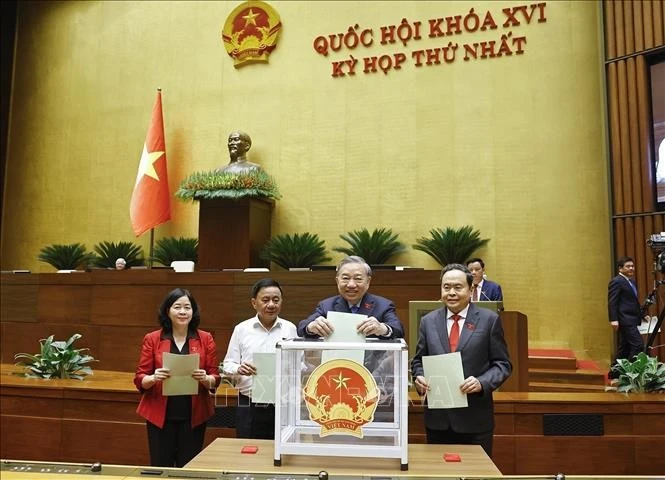 Tổng Bí thư Tô Lâm và đại biểu Quốc hội bỏ phiếu.