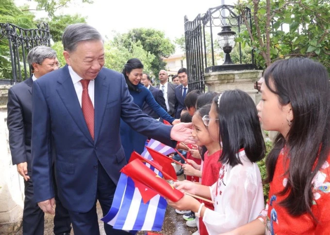 Tổng Bí thư, Chủ tịch nước Tô Lâm và Phu nhân với thiếu nhi Việt Nam tại Cuba, tháng 9/2024. Ảnh: TTXVN
